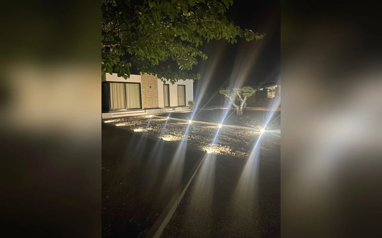 Esterno illuminato la sera