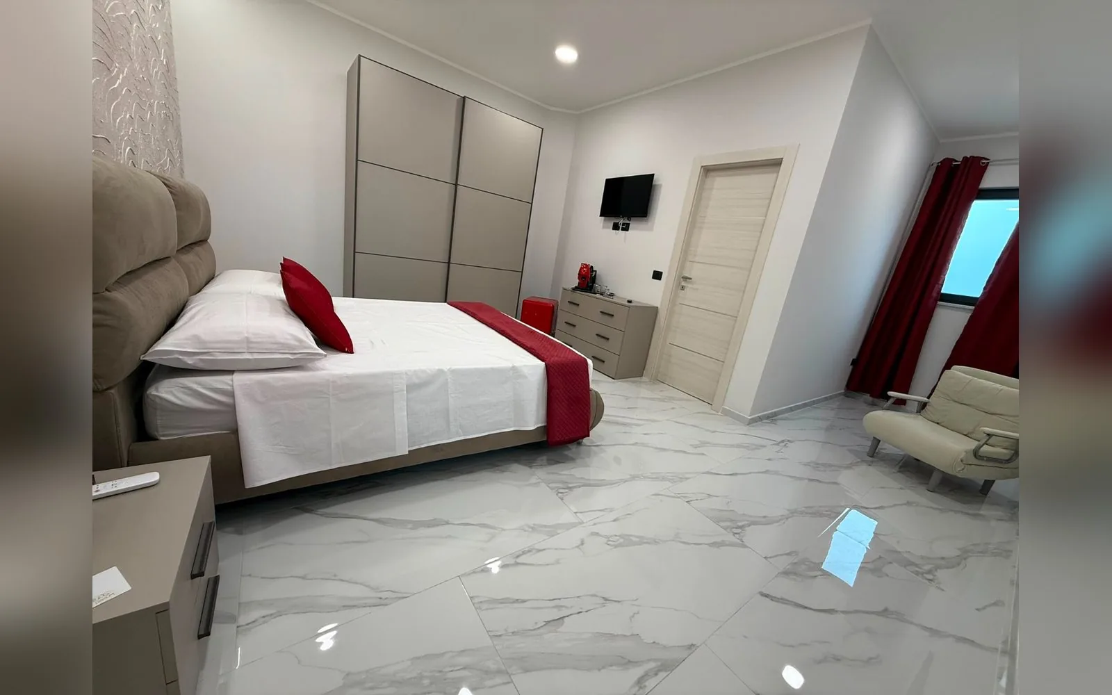 Red Room — Camera matrimoniale con bagno privato