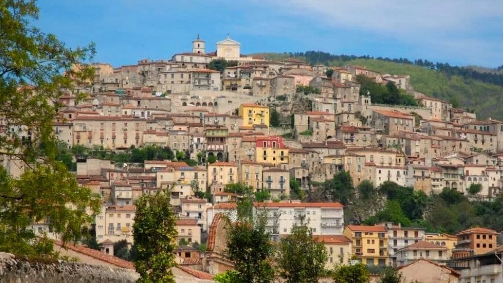 Le case del centro storico di Padula sulla collina
