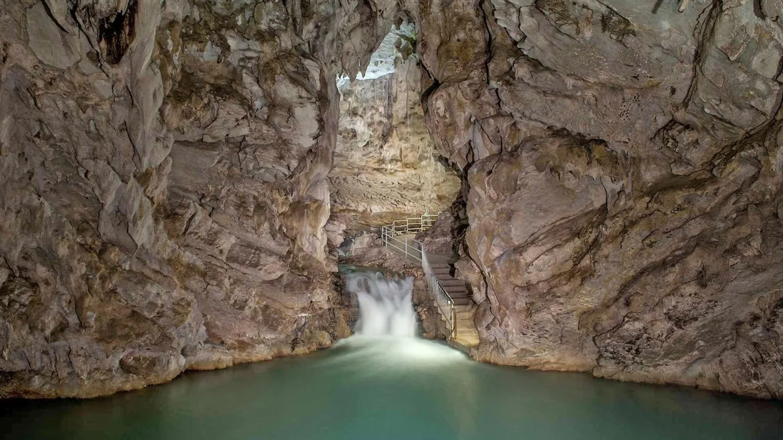 Acqua del fiume sotterraneo tra le pareti di roccia delle Grotte di Pertosa-Auletta