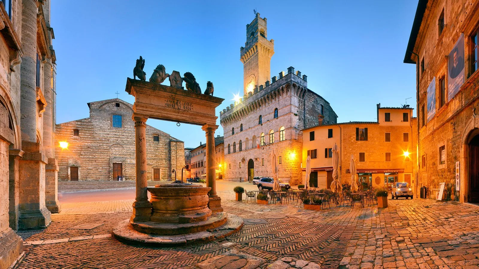 Piazza di Montepulciano con il pozzo e il palazzo comunale al tramonto