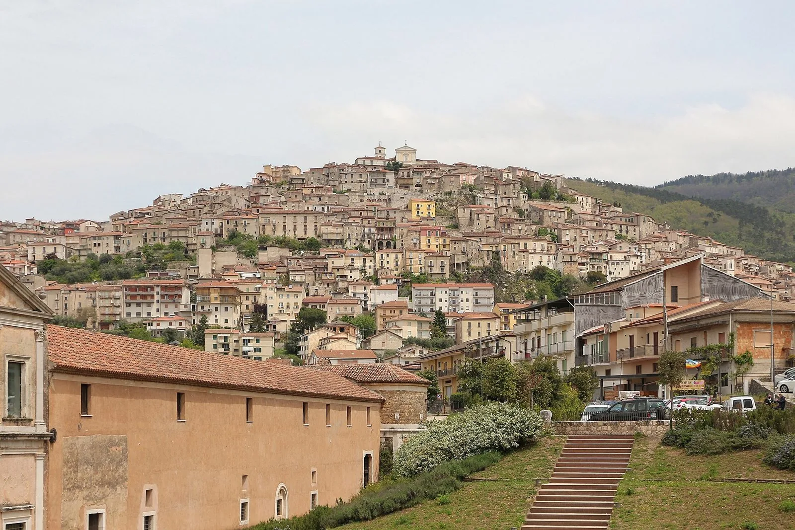 Veduta del borgo di Padula arroccato sulla collina nel Vallo di Diano